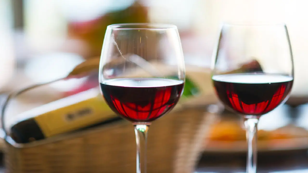 Bere vino rosso: ecco quanto fa bene davvero