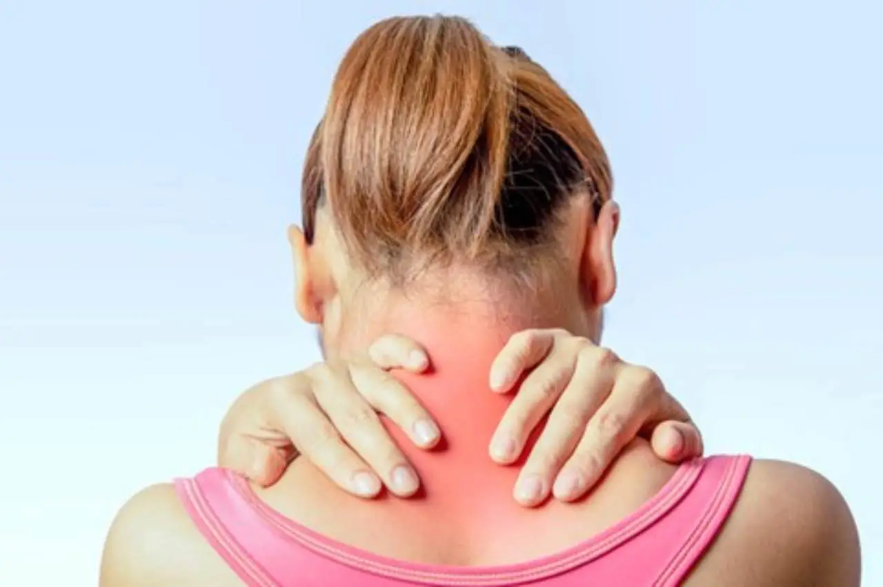 Soffri di cervicale? Il cuscino non c’entra niente: la vera causa è questa abitudine che hai ogni giorno